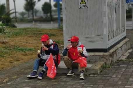 安顺经开区“橙丝带”创文志愿者，点亮城市文明留影不留痕