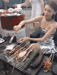 搞笑GIF:这家烧烤摊,生意老好了