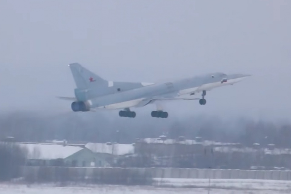 俄最新图22M3M轰炸机首飞成功，能带4枚高超音速导弹打航母