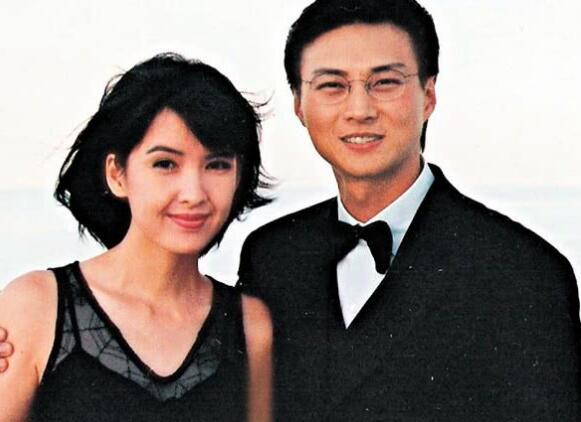 51岁周慧敏与老公倪震罕见同框秀恩爱，却被网友吐槽脸修得太奇怪！