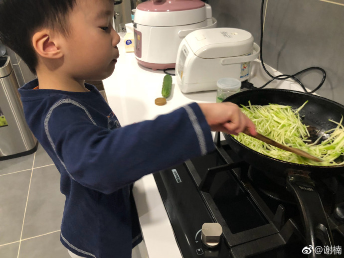 谢楠晒3岁大儿子独立做饭照片惊呆众人，网友：二胎的孩子早当家！