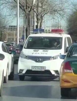 河南警车在京逆行驾车警察疑骂人 纪检已介入调查