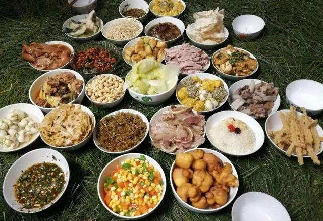 都是年夜饭,看完北方年的,再看南方年夜饭,网友:差距一看便知