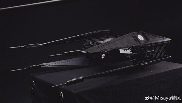 LOL若风晒终极游戏主机：完美还原《星战》战斗机