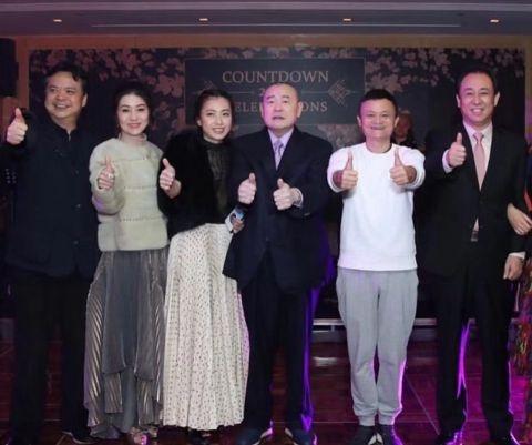 他办的跨年宴会,两个中国首富都去参加,合照时他还站在中间位置