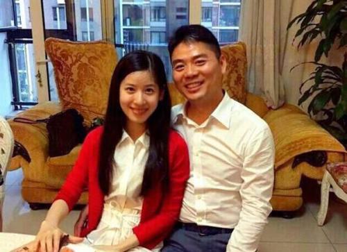 刘强东事件后与章泽天首同框，刘强东神采奕奕，章泽天却苍老了