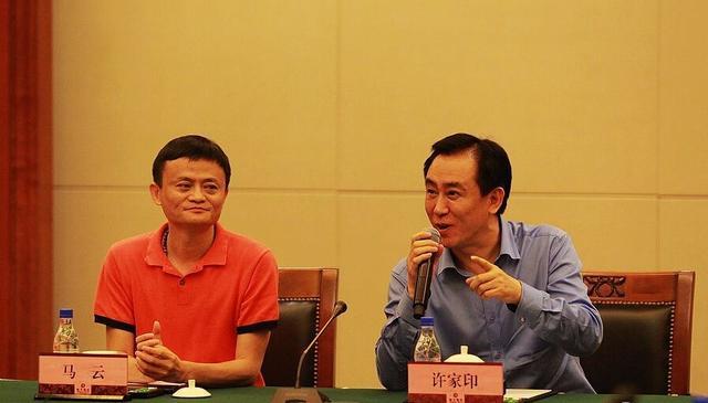 他办的跨年宴会,两个中国首富都去参加,合照时他还站在中间位置