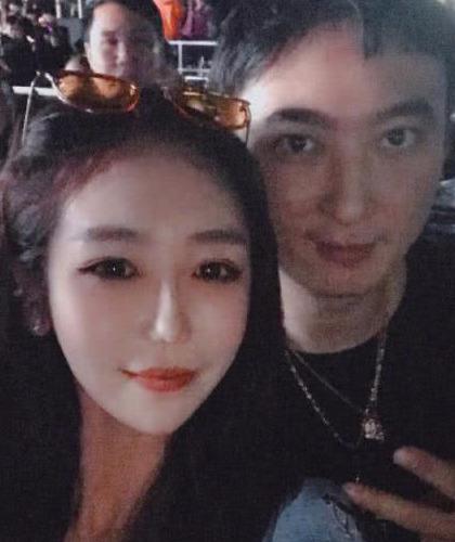 王思聪三亚携新女友晒合照并嚗床照,网友直言太直接想红想疯了吧