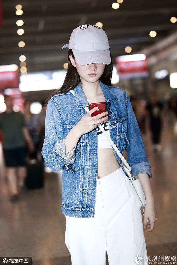 乔欣内衣外穿秀蛮腰身材很辣 白色阔腿裤依旧显腿长