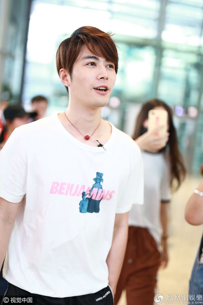 陈学冬穿白T清爽帅气校草范 机场自顾理发露暖笑萌态足