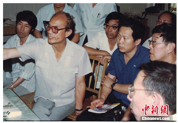 刘永坦视察基地情况;哈工大供图 刘永坦视察基地情况;哈工大供图