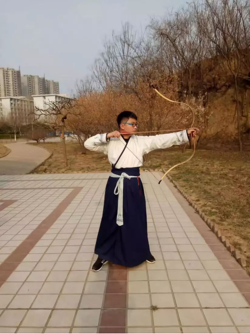 ▲拇指射法旋转小臂