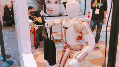 这不是拍科幻电影，优必选在 CES 上发布了一个真·家庭服务机器人