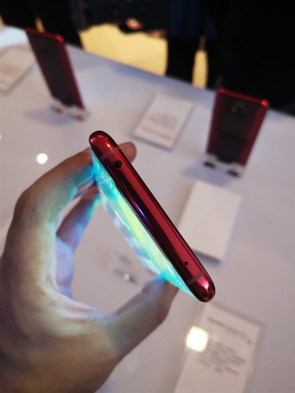 华为Mate 20 Pro馥蕾红/璨星蓝发布：5399元起