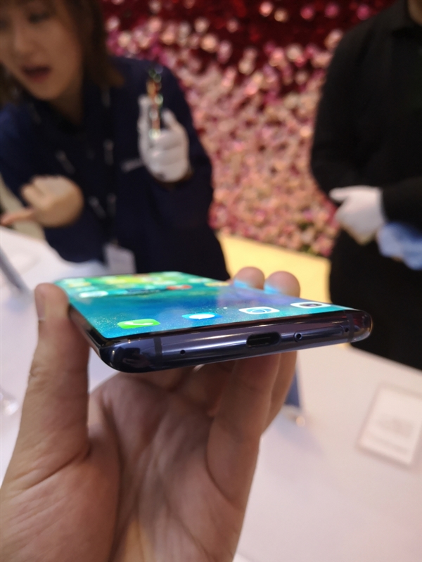 华为Mate 20 Pro馥蕾红/璨星蓝发布：5399元起