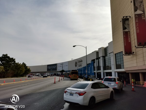 我们带了3台手机逛CES：结果荣耀V20把老外惊呆了