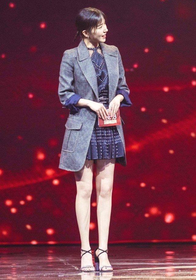 阚清子身高真的有165?西装配短裙,腿粗是硬伤