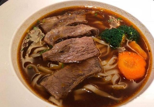 去康师傅实体店吃一碗牛肉面,果然跟包装上图片一样,真的没骗人