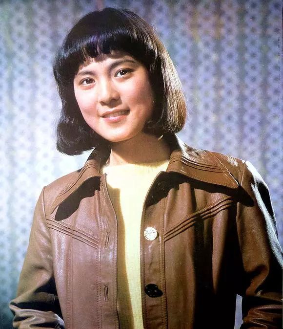 80年代大美人,与郭凯敏离婚,带儿嫁画家幸福,今演上海大妈翻红