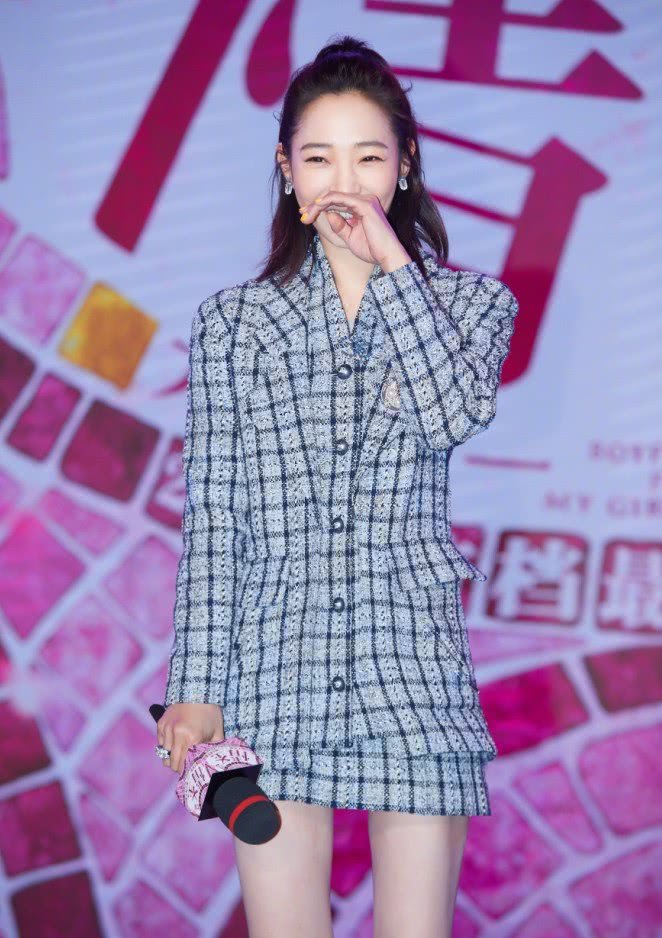 许久不见,白百何穿格纹装秀美腿,这螳螂腿我