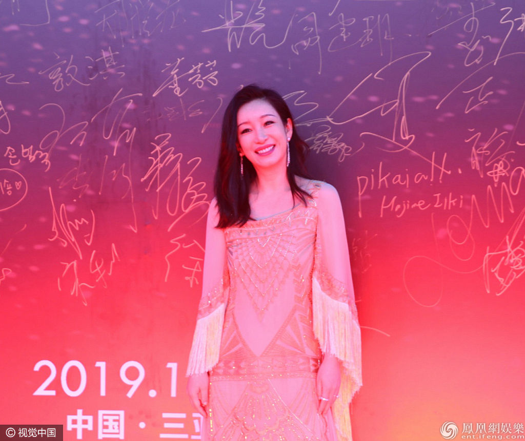 真女神！秦海璐穿流苏裙气质非凡 对镜头挥手甜笑迷skr人