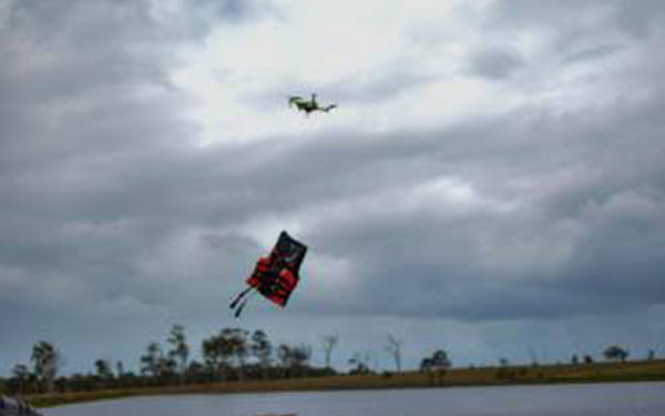 救生员的创意:用常规无人驾驶飞机递送海上救生装置