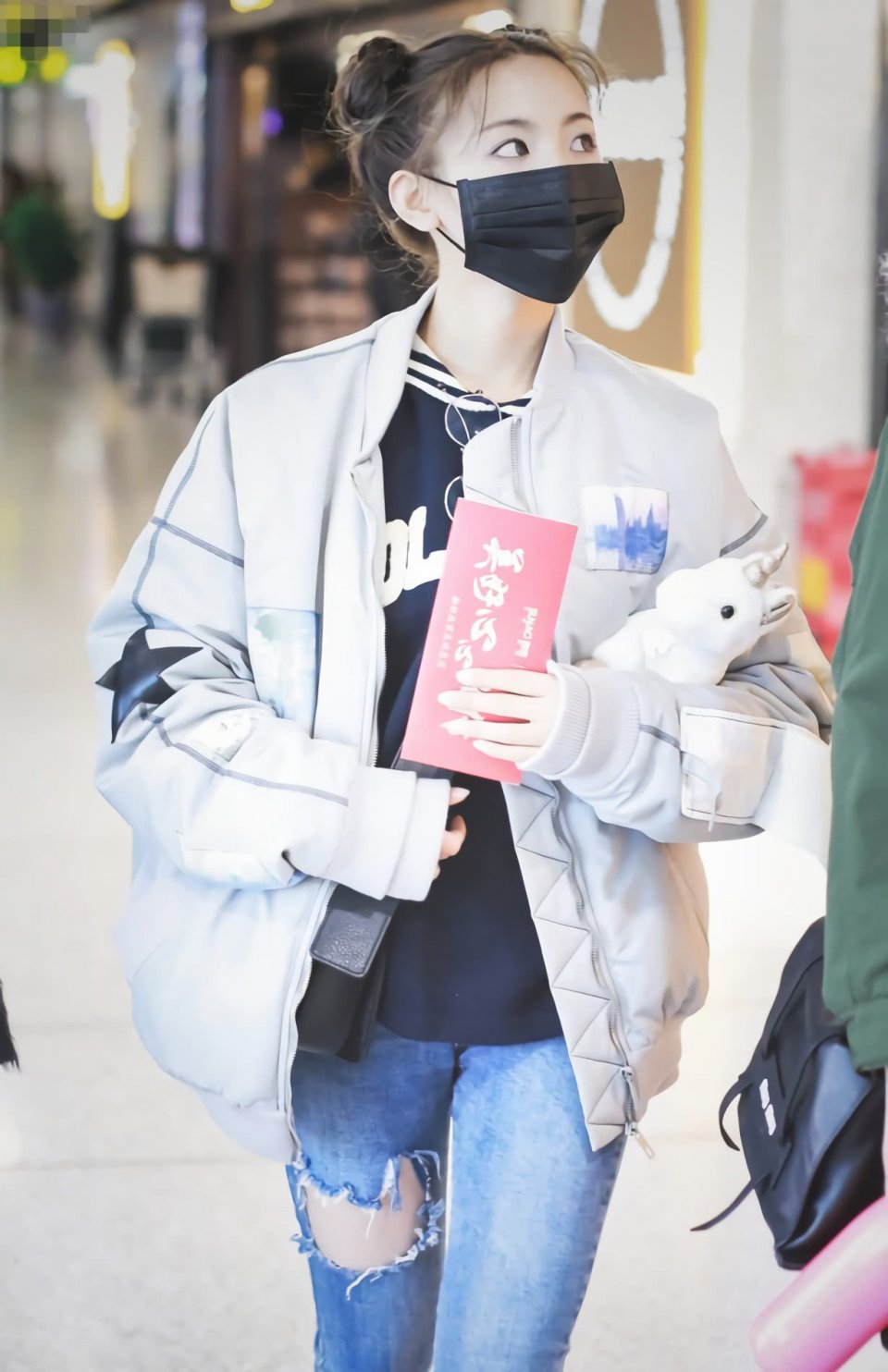 杨超越离不开38码鞋,到哪都穿上,这锦鲤适