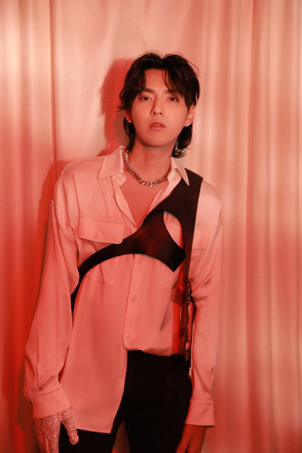 吴亦凡亮相2019秋冬男装秀,白衬衫搭配皮马甲