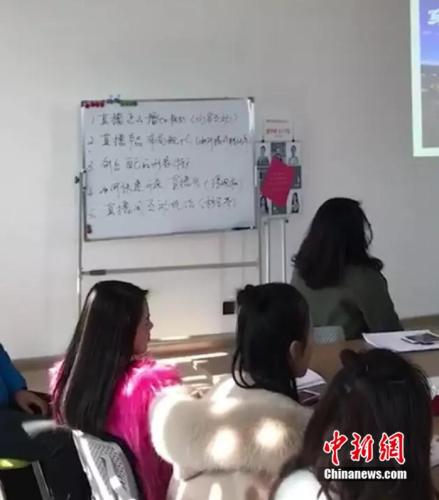 “流水线”上的网红：直播先培训 打赏卖货套路多