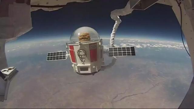现在的商家都流行在太空打广告了？！
