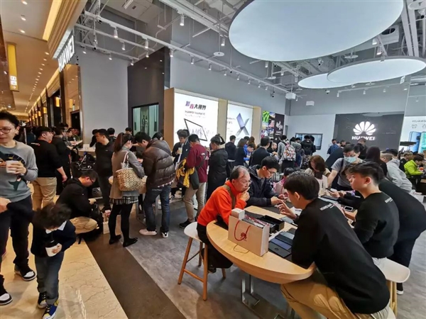 华为Mate 20 X登陆台湾市场：上千人排队抢购