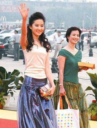 刘亦菲与妈妈现身机场，妈妈气场强颜值高，网友：比女儿还美