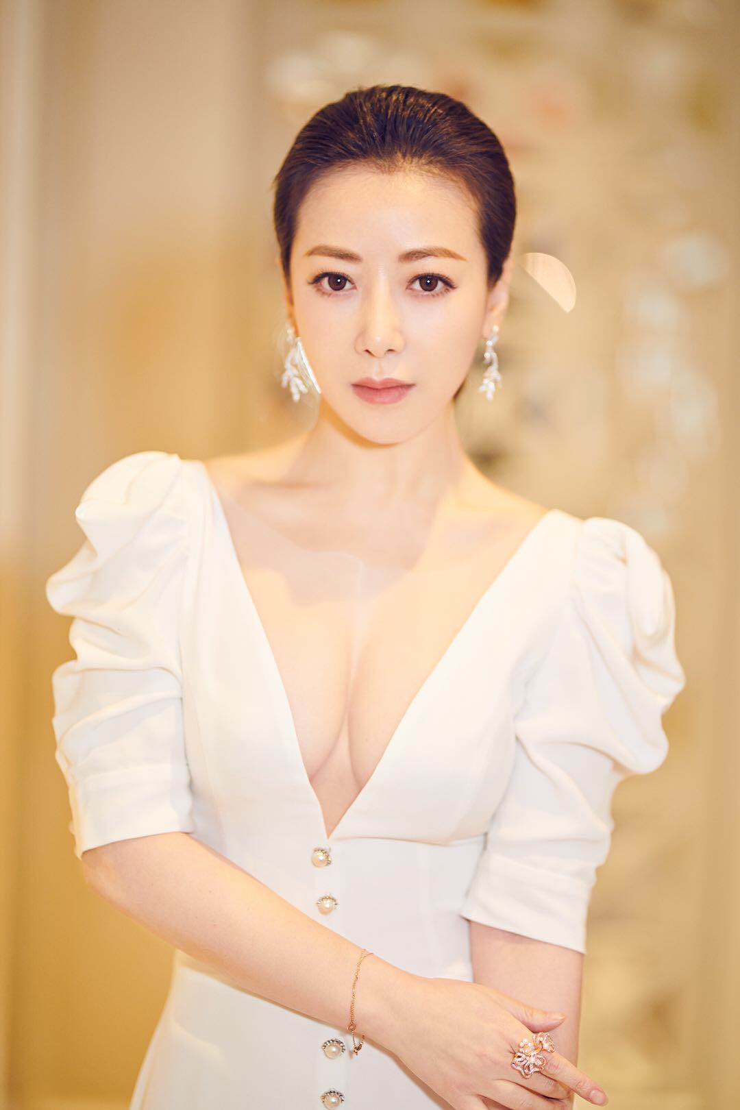 第十二届公益中国慈善晚宴 陈紫函获“爱心公益大使”称号