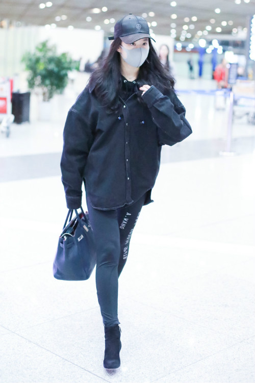 刘亦菲与妈妈现身机场，妈妈气场强颜值高，网友：比女儿还美