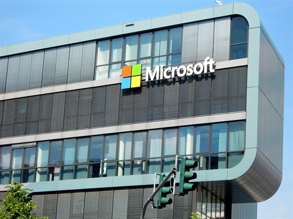 Surface Pro被NFL教练怒摔：微软尴尬解释