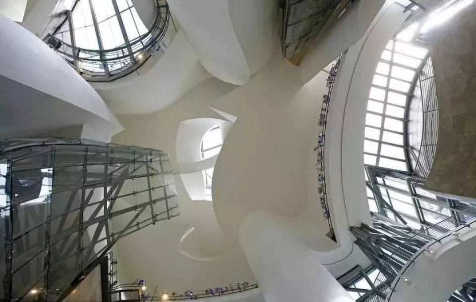 毕尔巴鄂古根海姆博物馆由生于加拿大多伦多的解构主义建筑大师弗兰克