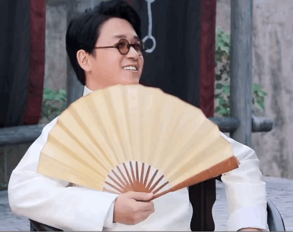 潘粤明眼镜自带LED效果，网友：原来动漫里不是骗人的！