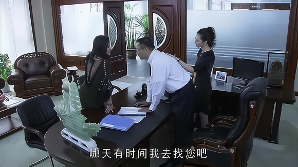视频:老总办公室站着俩美女,被老婆抓个正着,不料秘书也来了