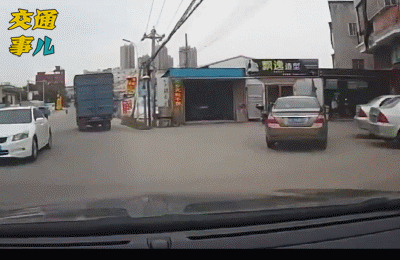一组动图提醒你：羊肠小道危机四伏 进村小心三轮熊娃