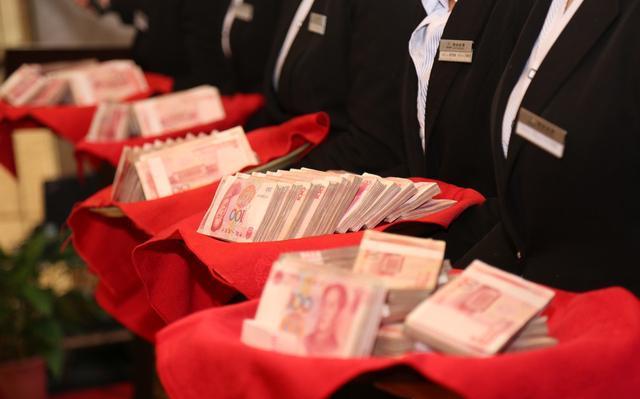 大公司年终奖怎么样？华为交了8万块的税，阿里的让人不敢想象！