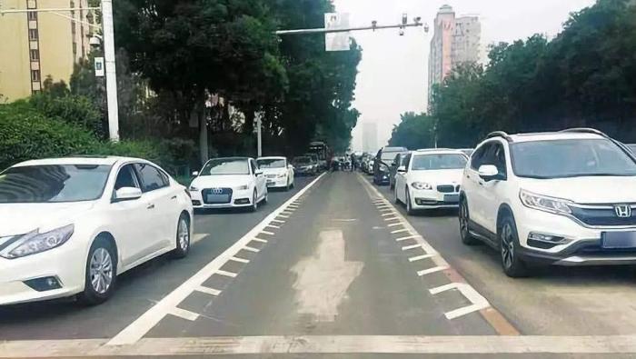 路口的锯齿车道是何意思?老司机:不会用别乱走,被罚一次就懂了-678汽车生活