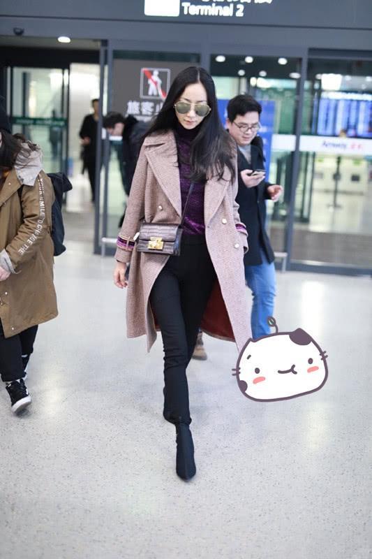 韩雪穿格子大衣到机场,脚穿一双袜靴,这身新年