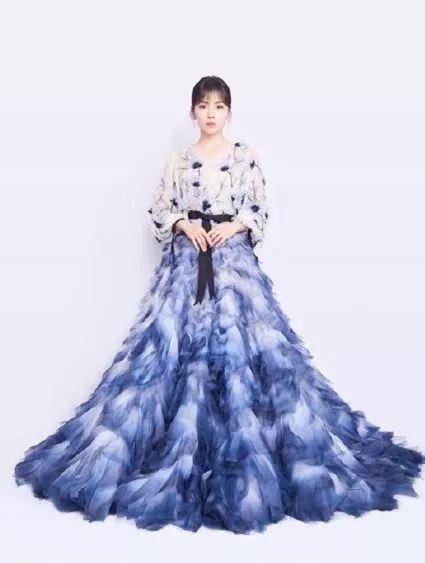 刘涛春晚深V礼服偷偷缝边,惊艳众人!平胸的周