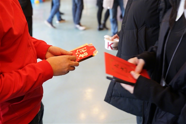 小米开工 雷军/林斌亲自发红包 你猜有多少？