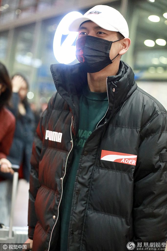 “河神”李现蒙面遮帅颜现身机场 穿超长棉服显潮男范