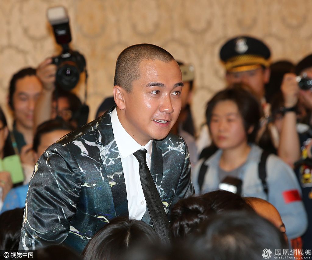 翟天临青涩旧照曝光 光头造型扛农具痞帅十足