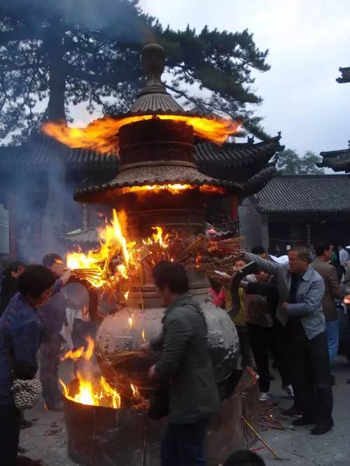 便会前往寺院或一些佛教圣地, 烧高香,大香,粗香,烧大把香▼ 实不相