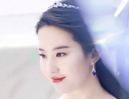 刘亦菲穿夹克走机场，配了条健身裤，系了条围巾还是那么美！