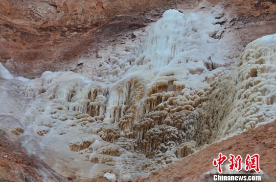 悬在赤壁上的"浪花"浮雕 关德新 摄