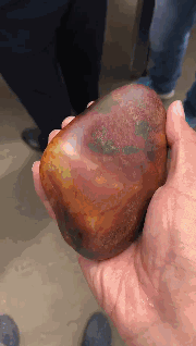 红皮和田玉的极致——籽料里的玛丽艳红!